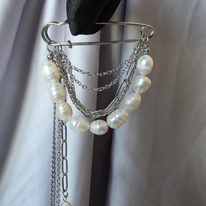 Brosă  cu perle de cultură și lanțuri din oțel inoxidabil  - bijuterii - broșe - Artynos.ro