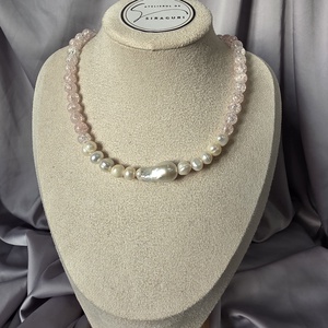 Colier cu cuart roz spart si perle de cultura - Artynos.ro