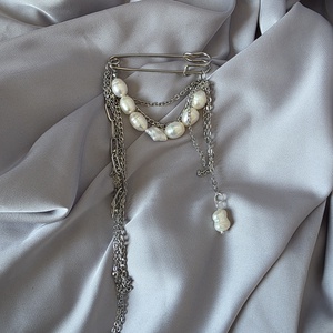 Brosa mărțișor din oțel inoxidabil și perle de cultură - bijuterii - mărțișor - Artynos.ro