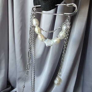 Brosa mărțișor din oțel inoxidabil și perle de cultură - bijuterii - mărțișor - Artynos.ro