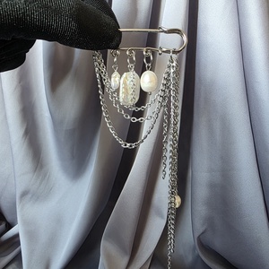 Brosa mărțișor din oțel inoxidabil și perle de cultură - bijuterii - mărțișor - Artynos.ro