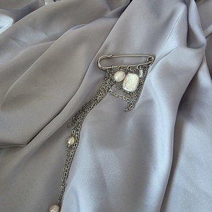 Brosa mărțișor din oțel inoxidabil și perle de cultură - bijuterii - mărțișor - Artynos.ro