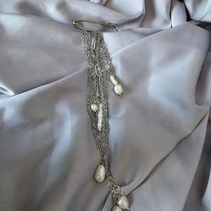 Brosa mărțișor din oțel inoxidabil și perle de cultură - bijuterii - mărțișor - Artynos.ro