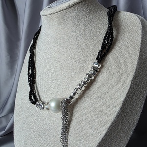 Colier din mărgele negre, hematit și perlă de cultură barocă - bijuterii - coliere - coliere din mărgele - Artynos.ro
