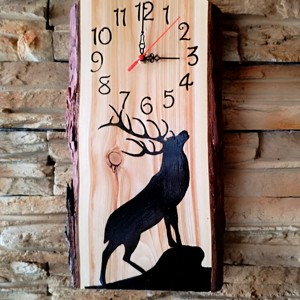 Ceas de perete din lemn cu cerb stând pe un deal  - casă & stil de viață - decorațiuni de casă - decorațiuni de pereți - ceasuri de perete - Artynos.ro