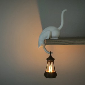 Decoratiune de raft cu pisici si lampion - Artynos.ro