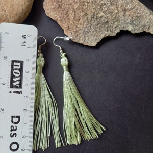 Cercei din material textil de culoare verde pal, cu ciucuri, cu montură aurie  - bijuterii - cercei - Artynos.ro