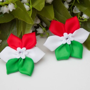 Agrafa de par cu funda in culorile nationale, in forma de floare � rosu/alb/verde - Artynos.ro