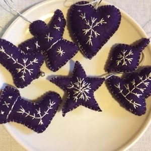 Colecție de ornamente pentru pomul de Crăciun din pâslă, mov-argintiu -  - Artynos.ro
