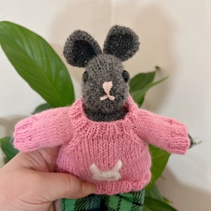 Iepuraș de Paște tricotat manual � 23 cm - jucării și echipamente pentru copii - plușuri - iepure de pluș - Artynos.ro