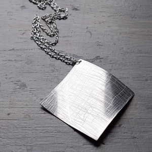 Pandantiv cu design minimalist din aluminiu lucios, ușor, pe un lanț argintiu -  - Artynos.ro Pandantiv cu design minimalist din aluminiu lucios, ușor, pe un lanț argintiu -  - Artynos.ro