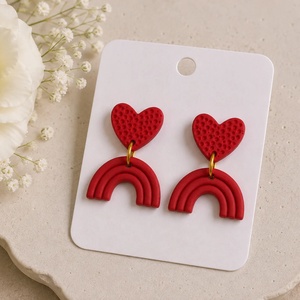 Cercei handmade din Fimo Rainbow Heart -Rosu intens - Artynos.ro