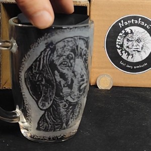 Cană gravată manual cu model de teckel  -  - Artynos.ro