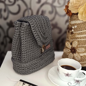 Rucsac gri crosetat - geantă și husă - rucsacuri - rucsac damă, rucsac bărbați - Artynos.ro