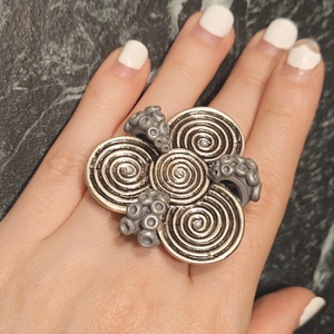 Inel Triskelion Statement Maximalist - Decoratiune Metalica Vintage Reciclata - 3 Spirale Witchy Handmade Fantezie  - Artynos.ro