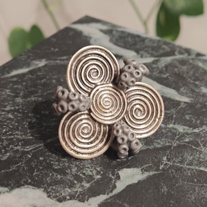 Inel Triskelion Statement Maximalist - Decoratiune Metalica Vintage Reciclata - 3 Spirale Witchy Handmade Fantezie  - bijuterii - inele - inele cu figurine - Artynos.ro