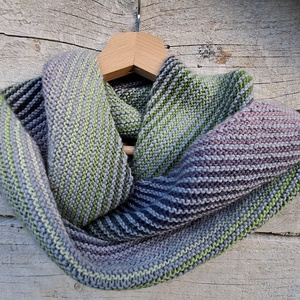 Sal triunghiular tricotat in dungi - îmbrăcăminte și modă - eșarfe, pălării, fularuri - șal, eșarfă de cap - Artynos.ro