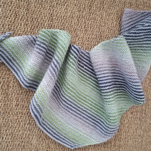 Sal triunghiular tricotat in dungi - îmbrăcăminte și modă - eșarfe, pălării, fularuri - șal, eșarfă de cap - Artynos.ro