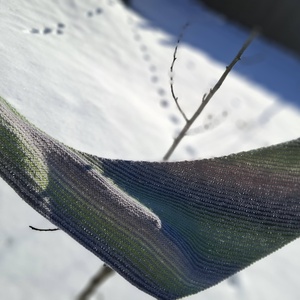 Sal triunghiular tricotat in dungi - îmbrăcăminte și modă - eșarfe, pălării, fularuri - șal, eșarfă de cap - Artynos.ro