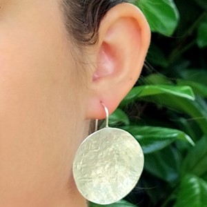 Cercei circulari minimali din aluminiu - bijuterii - cercei hoops - Artynos.ro Cercei circulari minimali din aluminiu - bijuterii - cercei hoops - Artynos.ro