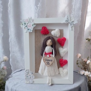 Decorațiuni pentru păpuși macramé aniversare - cu numele și anul în cadru alb -  - Artynos.ro