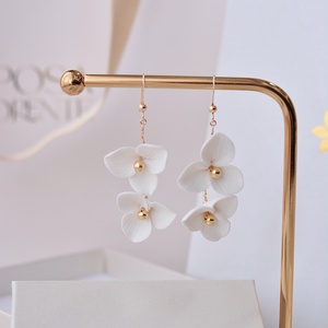 Cercei de mireasa albi Lucia, Accesorii nunta, Bijuterii mireasa, Cercei mireasa, Confectionarea bijuteriilor, ARTYNOS
