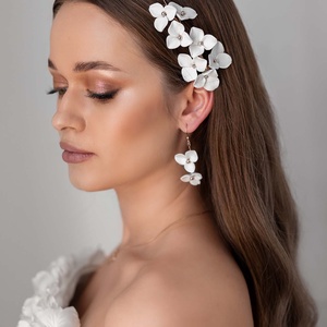 Cercei de mireasă albi Lucia - accesorii nuntă - bijuterii mireasă - cercei mireasă - Artynos.ro