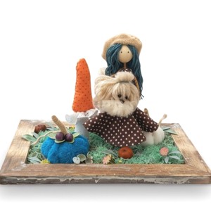 Decorațiune de masă de toamnă cu o fetiță în rochie cu buline și câinele ei � ciuperci, dovleci, bol rustic - casă & stil de viață - decorațiuni de casă - decorațiuni de masă și rafturi - decorațiuni de masă - Artynos.ro