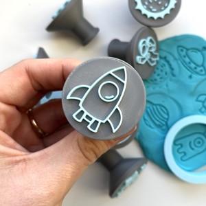 Set de ștampile și formele de prăjituri Astronautul Gyurma � Rachetă, astronaut, OZN și planete  - jucării și echipamente pentru copii - jocuri de gândire - jocuri de sortare a culorilor și formelor - Artynos.ro