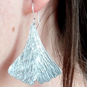 Ginkgo biloba în aluminiu în formă de pană - bijuterii - seturi de bijuterii - Artynos.ro  Ginkgo biloba în aluminiu în formă de pană - bijuterii - seturi de bijuterii - Artynos.ro