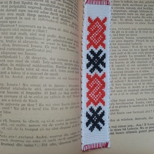 Semn de carte cusut manual pe etamina - Artynos.ro