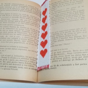 Semn de carte cusut manual pe etamina - arte vizuale și accesorii  - imagini cu broderii - broderii în cruciuliță pe țesătură - Artynos.ro