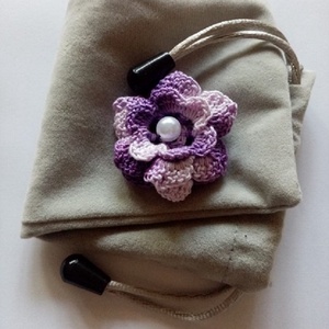 Brosa crosetata din bumbac model floare, disponibila in mai multe culori - accessorii și unelte - broșă, cerc, încuietoare - Artynos.ro