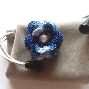 Brosa crosetata din bumbac model floare, disponibila in mai multe culori - accessorii și unelte - broșă, cerc, încuietoare - Artynos.ro