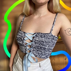 Top cu panglică albastră - îmbrăcăminte și modă - haine damă - tricou și top de damă - Artynos.ro