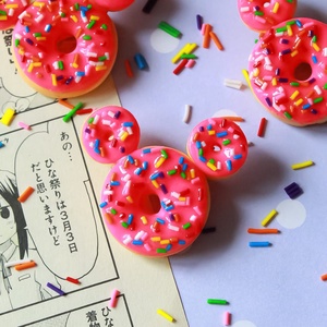 Insigna Mickey donut - bijuterii - mărțișor - Artynos.ro