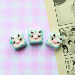 Keycaps Vacute afine, Accessorii si unelte, Accesorii decorative, Figurine, , Tastele sunt lucrate manual din lut polimeric si au un strat de rasina pentru protectie.
Dimensiuni..., ARTYNOS