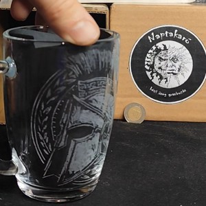 Cană de sticlă cu model de cască spartană  -  - Artynos.ro