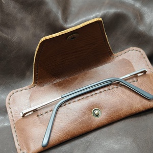 Toc Ochelari - genți și portofele - portofele, huse, suporturi - suport de ochelari - Artynos.ro