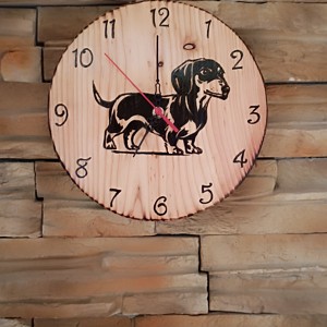 Ceas de perete din lemn cu câine dachshund -  - Artynos.ro