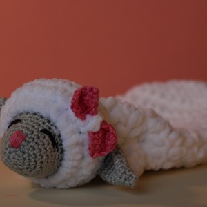 O paturica moale si pufoasa cu model de miel, , , ARTYNOS