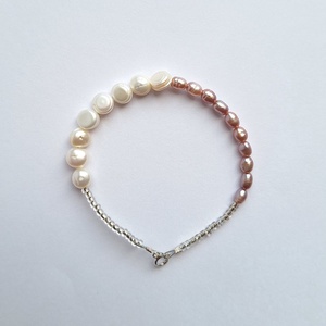 Bratara perle, Bijuterii, Bratari, Bratari din pietre semipretioase, , Inspirata din valurile ce se sparg la mal seara.

- materiale: perle de cultura, accesorii Argint 9..., ARTYNOS