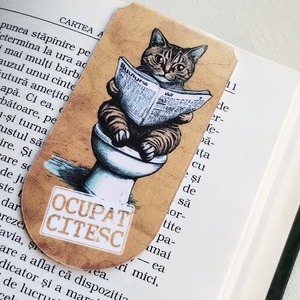 Semn de carte magnetic Ocupat. Citesc - Pisica tarcata la toaleta - Artynos.ro