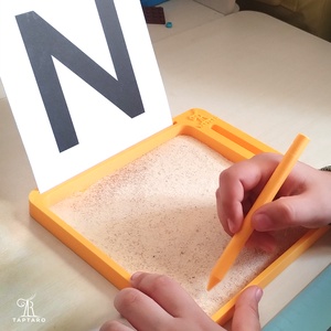 Tavita senzoriala tip Montessori, pentru pre-scriere si trasare - jucării și echipamente pentru copii - jocuri de gândire - jocuri educative - Artynos.ro