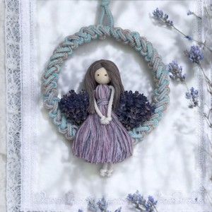 Păpușă Lavender Macramé - Organ în rochie Tabby, decor vintage pe cerc -  - Artynos.ro