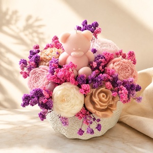 Aranjament cu flori din ceara de soia si ursulet roz, Casa & Stil de viata, Decoratiuni de casa, Accesorii florale, Cutii cu flori, Aranjament de flori, Lumanare si fabricarea lumanarilor, Aranjament cu flori din ceara de soia si ursulet roz – un cadou parfumat realizat manual

Aranjamen..., ARTYNOS