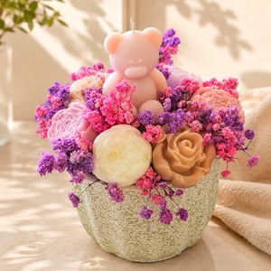 Aranjament cu flori din ceară de soia și ursuleț roz - casă & stil de viață - decorațiuni de casă - accesorii florale - cutii cu flori - Artynos.ro