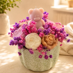 Aranjament cu flori din ceară de soia și ursuleț roz - casă & stil de viață - decorațiuni de casă - accesorii florale - cutii cu flori - Artynos.ro