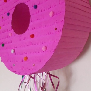 Piñata pinata piniata Donuts Gogoasa - jucării și echipamente pentru copii - jocuri de rol - Artynos.ro