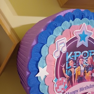 Piñata pinata piniata KPop Demon Hunters - jucării și echipamente pentru copii - jocuri de rol - Artynos.ro